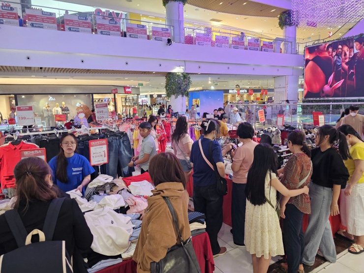 Nhiều người tranh thủ mua quần áo, giày dép. Ảnh: Lê Tỉnh