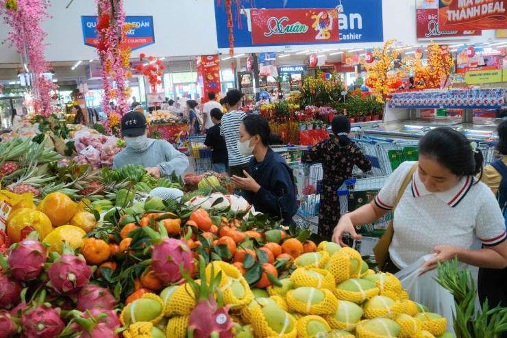 Khu vực bán trái cây, hoa tươi ở một siêu thị Co.op mart trên địa bàn TPHCM cũng thu hút người mua do đa dạng chủng loại, giá cả dễ chịu. Ảnh: Ngọc Ánh