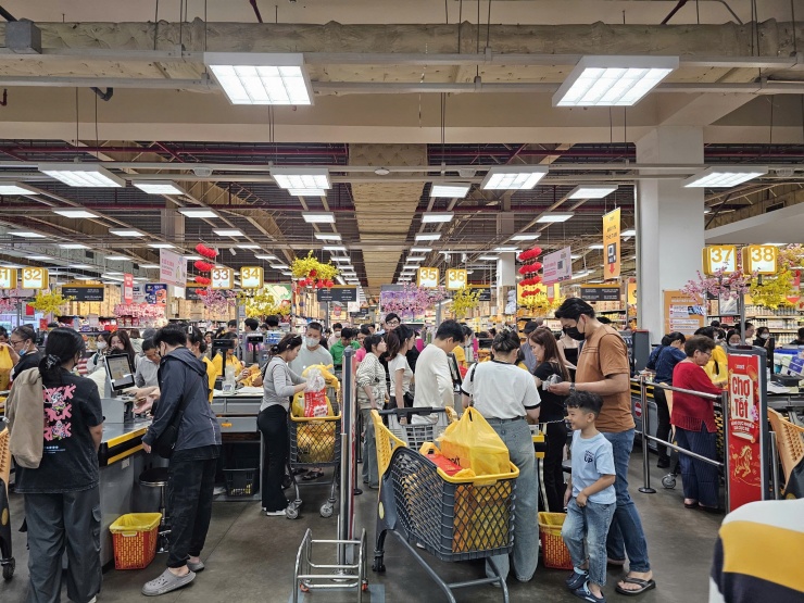 Khung cảnh trái ngược ở siêu thị và chợ truyền thống TPHCM ngày 26 Tết - 17
