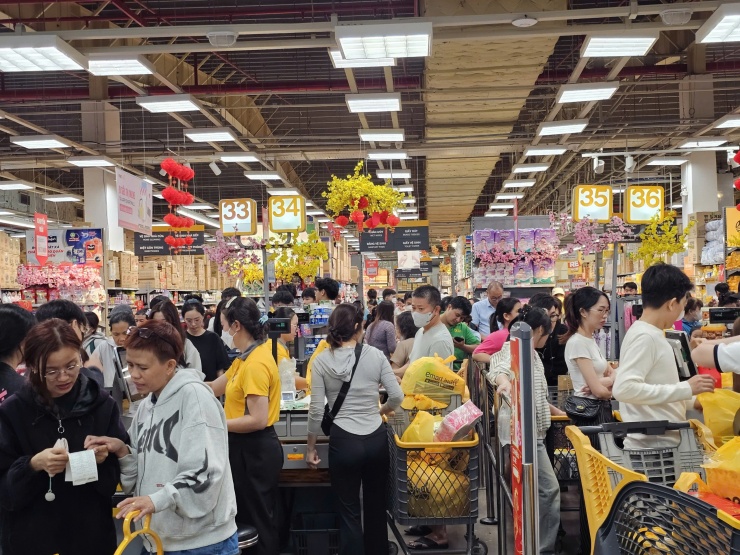 Khu vực tính tiền luôn trong tình trạng quá tải, khách mua hàng phải chờ khá lâu. Ảnh: Lê Tỉnh