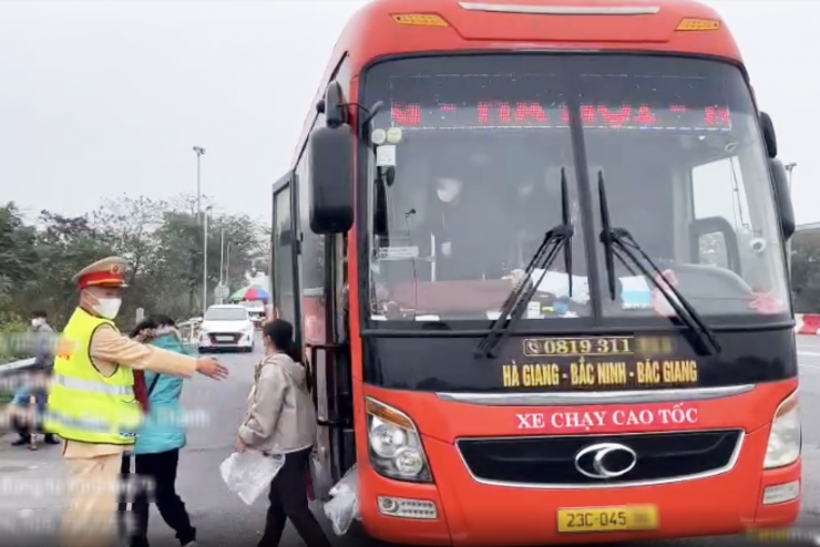 Lực lượng CSGT kiểm tra ô tô khách mang biển số 23C-045.XX. Ảnh: CACC