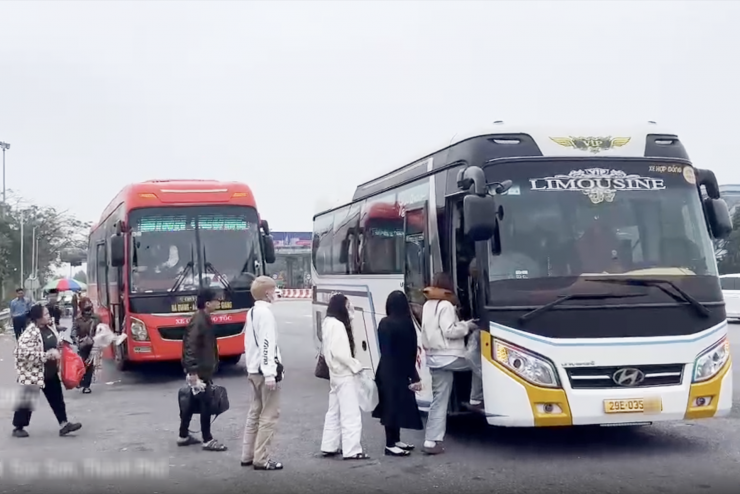 Hành khách được chuyển sang phương tiện khác. Ảnh: CACC