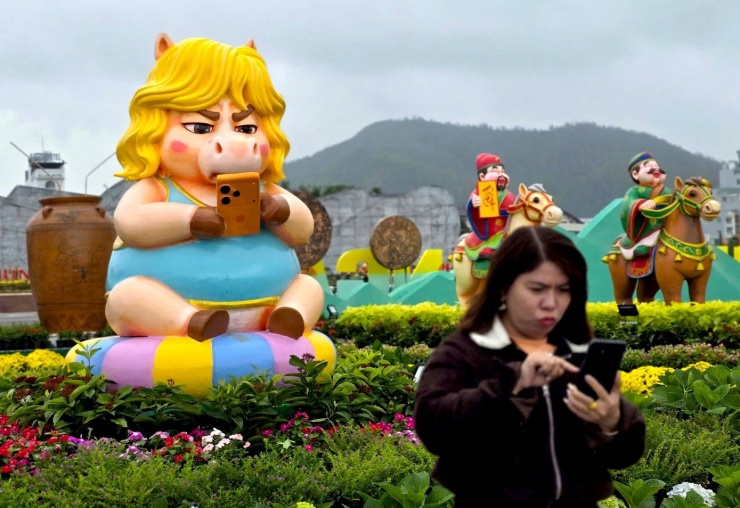 Mọi người đến tạo dáng, biểu cảm ngộ nghĩnh giống cô ngựa hay cầm điện thoại.