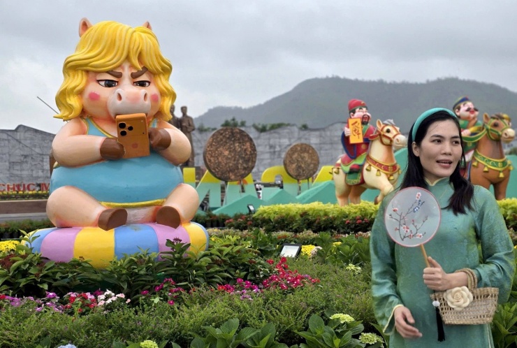 Ai đứng sau linh vật ngựa mặt quạu cầm iPhone17 gây sốt - 2