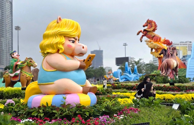 Ai đứng sau linh vật ngựa mặt quạu cầm iPhone17 gây sốt - 3