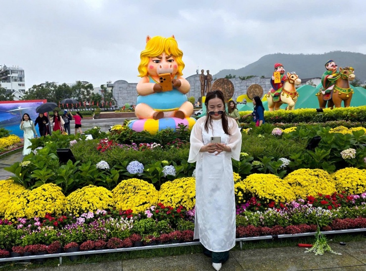 Điều đầu tiên tới Quảng trường Nguyễn Tất Thành của mọi người là chụp ảnh với cô ngựa béo cầm điện thoại.