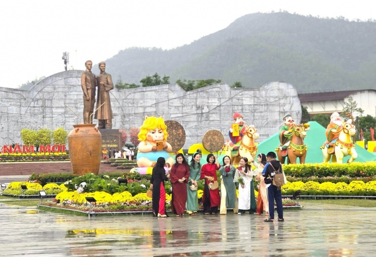 Ngoài tác phẩm cô ngựa béo cầm iPhone17, tại Quảng trường Nguyễn Tất Thành còn nhiều tác phẩm đẹp, ý nghĩa khác.