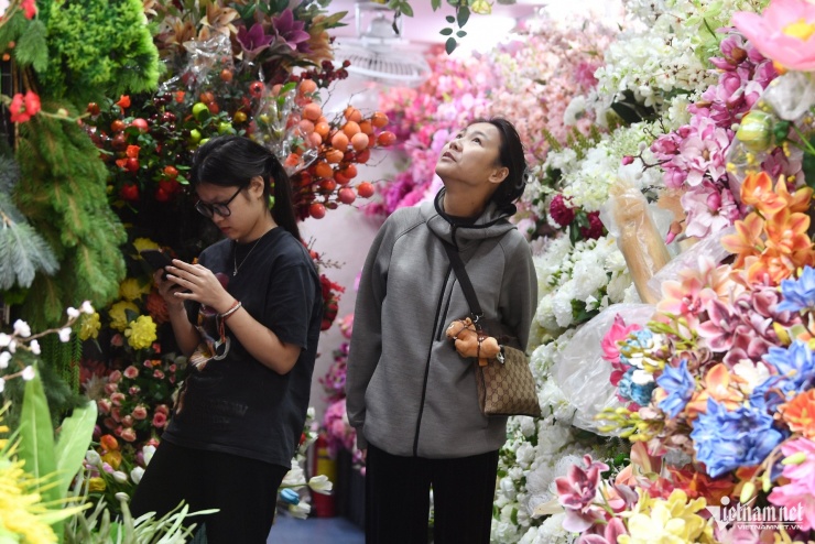 Thời tiết Hà Nội trước Tết khá tạnh ráo, thuận lợi cho người dân vui chơi, mua sắm. Ảnh minh họa: Nam Khánh&nbsp;