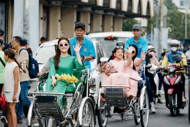 Vy Oanh nổi bật trên phố.