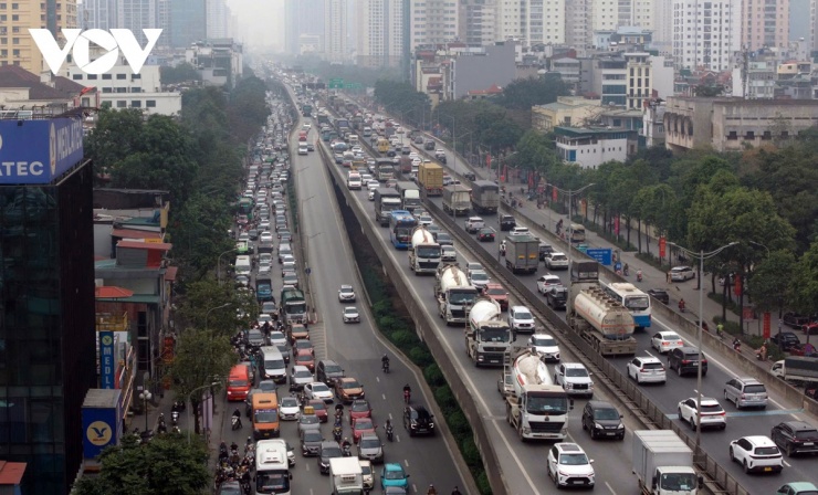 Ngay từ đầu giờ chiều 13/2 (26 tháng Chạp), dòng phương tiện từ nhiều hướng dồn về các cửa ngõ Thủ đô để trở về quê nghỉ Tết, khiến loạt trục đường hướng tâm và vành đai rơi vào tình trạng ùn ứ kéo dài.
