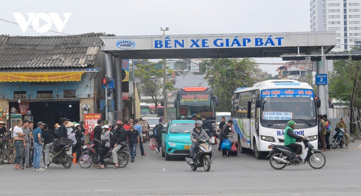Tại các bến xe lớn của Thủ đô như Giáp Bát, Mỹ Đình, người dân ùn ùn đổ về khiến mật độ tăng cao đột biến.