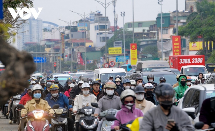 Không chỉ ở trục đường vành đai, tại các trục đường hướng tâm như Giải Phóng - Ngọc Hồi, Nguyễn Văn Cừ... giao thông cũng không tích cực hơn. Tình trạng ùn tắc xảy ra ở nhiều khu vực nhất là các nút giao...