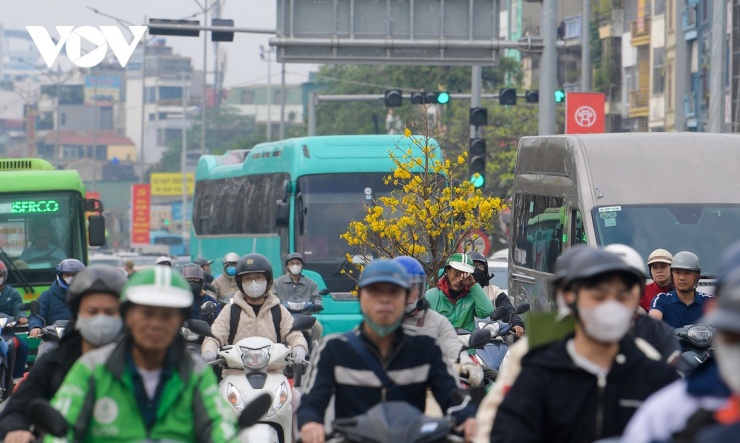 Anh Lương Văn Phấn (quê Ninh Bình) chia sẻ: "Hôm nay tôi về quê với khoảng cách 70km, bình thường tôi di chuyển tốn hơn 1 giờ nhưng với tình hình giao thông hôm nay tôi dự đoán sẽ kéo dài gấp đôi thời gian và cũng có thể dài hơn nữa..."