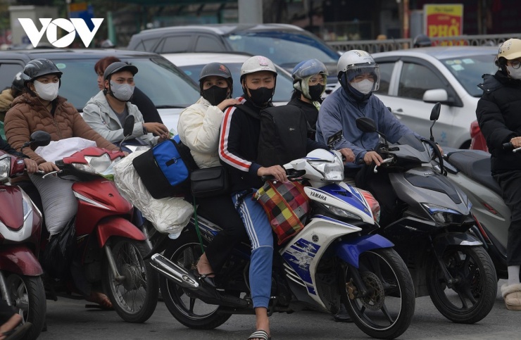 Theo anh Việt, áp lực giao thông trong chiều 13/2 tăng cao đột biến, rất đông người và phương tiện đổ ra đường khiến nhiều nơi xảy ra ùn tắc kéo dài.