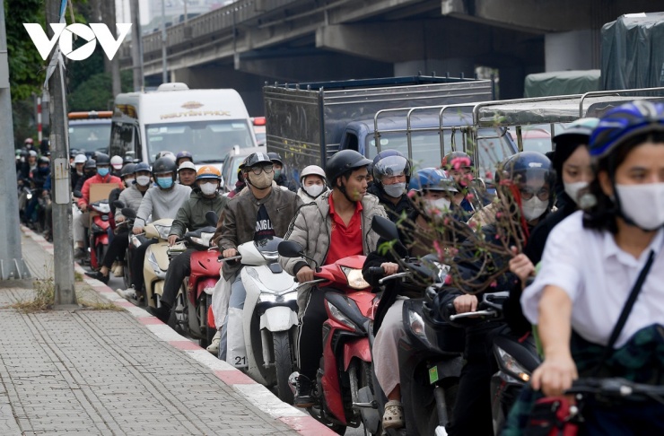 Anh Nguyễn Tri Việt (quê Hưng Yên) chia sẻ: "Tôi di chuyển về quê đón Tết Nguyên đán bên gia đình nhưng di chuyển hôm nay rất mệt mỏi. Một đoạn đường từ Cầu Giấy về Linh Đàm mà tôi di chuyển mất hơn 1 tiếng đồng hồ. Hiện vẫn đang chôn chân tại khu vực đường Vành đai 3 qua Linh Đàm mà không biết khi nào mới về tới quê".