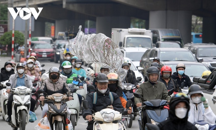 Dòng phương tiện nối đuôi nhau hướng về khu vực đường QL1A.