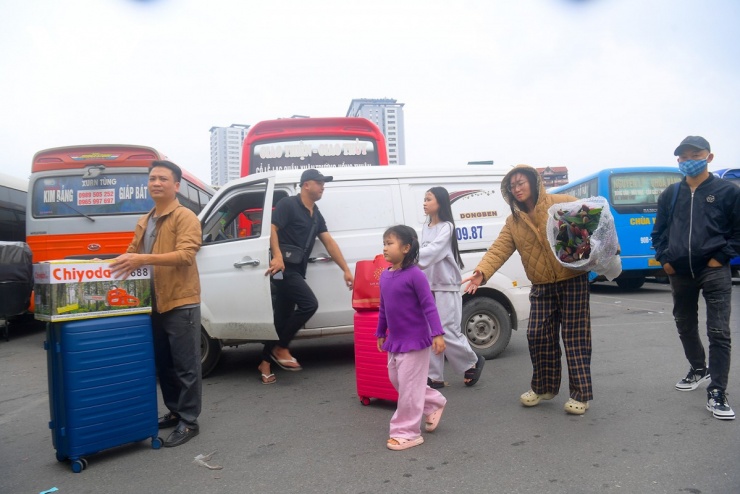 Theo ghi nhận tại bến xe Giáp Bát, ngay từ khoảng 14h, các phương tiện xe khách hoạt động hết công suất.