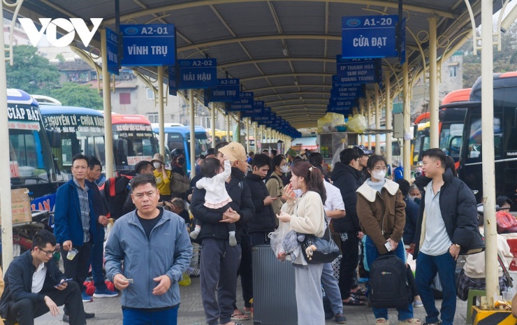 &nbsp;Ngay từ đầu giờ chiều, tại các bến xe lớn, không khí đã trở nên nhộn nhịp khi dòng người tay xách nách mang đổ về tìm chuyến xe sớm nhất.