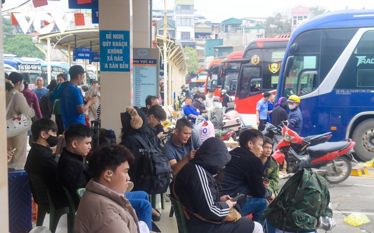 Nhiều người mang theo túi quà, vali cỡ lớn, lỉnh kỉnh đồ đạc chuẩn bị cho kỳ nghỉ dài.