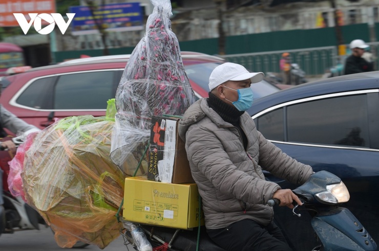 Phía bên ngoài các bến xe, áp lực giao thông tăng cao đột biến, người và phương tiện chở đủ các loại đồ đạc trở về quê đón Tết