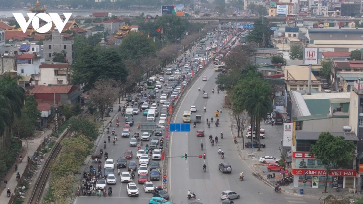 Từ đường dẫn nối vào cao tốc Pháp Vân - Cầu Giẽ cho đến đường Ngọc Hồi - Quốc lộ 1A hướng về phía Nam&nbsp;mật độ phương tiện càng dày đặc, nhiều đoạn di chuyển chậm do lượng người rời thành phố tăng đột biến trong ngày làm việc cuối cùng.