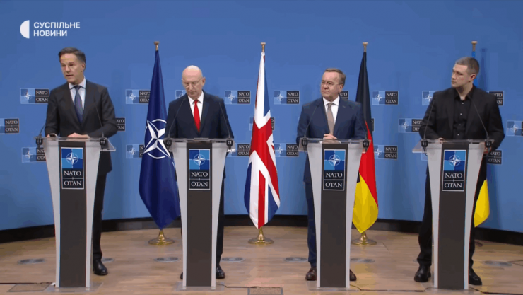 Tổng Thư ký NATO Mark Rutte, Bộ trưởng Quốc phòng Anh John Healey, Bộ trưởng Quốc phòng Đức Boris Pistorius và Bộ trưởng Quốc phòng Ukraine Mykhailo Fedorov trao đổi với báo chí sau cuộc họp Nhóm Liên lạc Quốc phòng Ukraine (định dạng Ramstein) tại trụ sở NATO ở Brussels ngày 12/2/2026. Ảnh chụp màn hình: Suspilne 