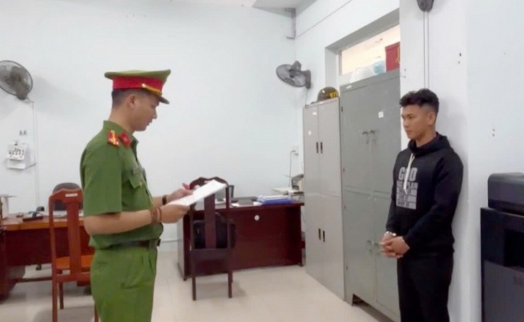 Công bố quyết định khởi tố bị can và lệnh bắt tạm giam đối với Phạm Lẹ. Ảnh: CAKH.