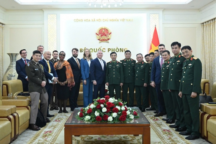 Đại biểu hai nước tham dự buổi tiếp.