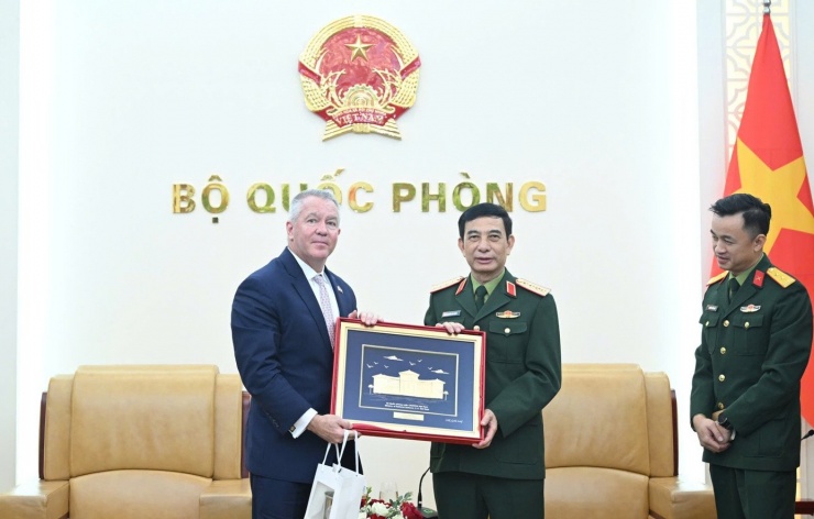 Đại tướng Phan Văn Giang trao quà lưu niệm tặng Trợ lý Ngoại trưởng Mỹ Michael George DeSombre.