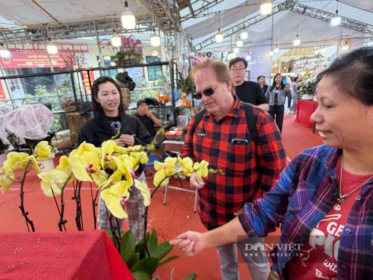 Nam du khách Martin, đến từ Mỹ hào hứng dạo chơi chợ hoa Hàng Lược.