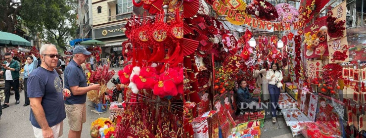 Nhiều du khách nước ngoài bày tỏ thích thú với sắc đỏ tại các gian hàng.