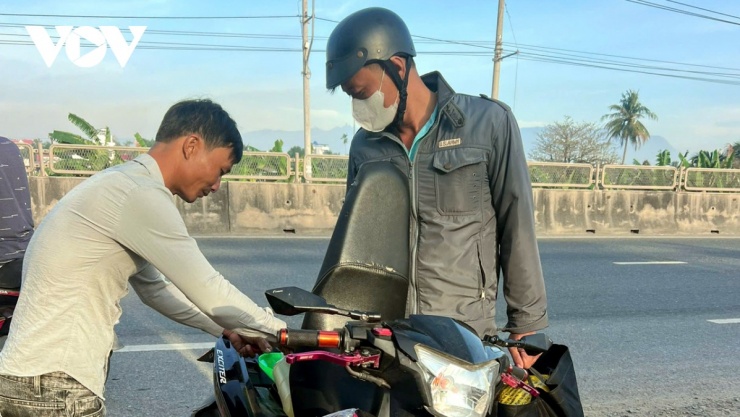 Người dân xã Hòa Thắng, tỉnh Khánh Hòa hỗ trợ người đi đường