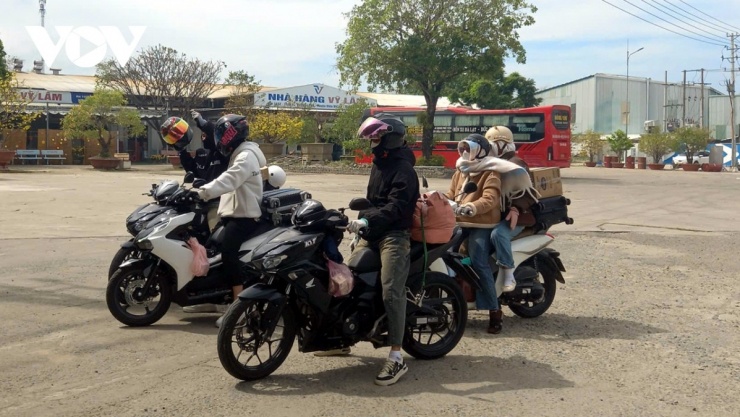 Những người đi xe máy về quê chủ yếu là các bạn trẻ, đi theo đoàn