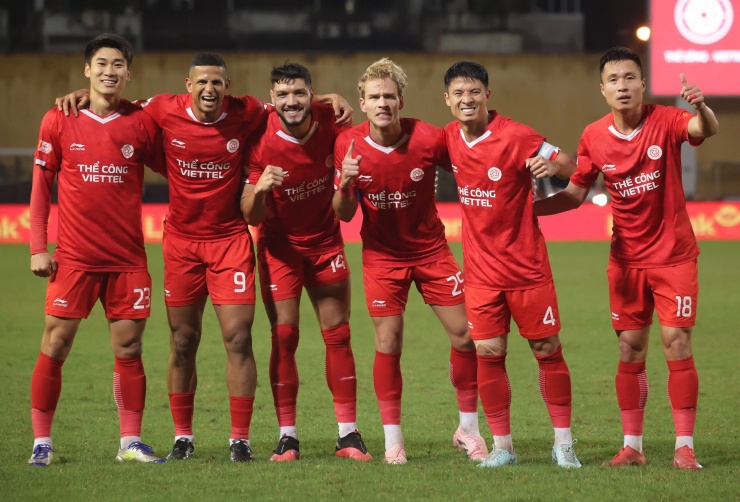 Cầu thủ Thể Công Viettel được nhận thưởng Tết.