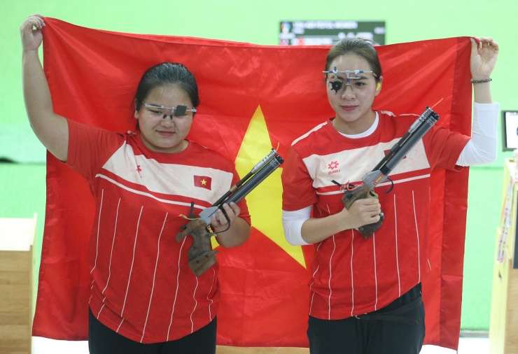 Thu Vinh (phải) nhận thưởng SEA Games 33 cao nhất đoàn TTVN. Ảnh: S.N