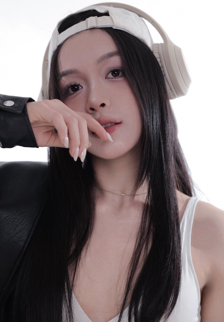 Cô náng phá cách với gu ăn mặc rất thời trang, hiện đại và trẻ trung.