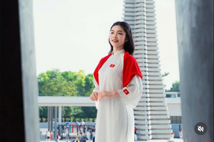 Ở ngoài đời, VĐV 20 tuổi thu hút mọi ánh nhìn bởi vẻ đẹp trong sáng, nữ tính.