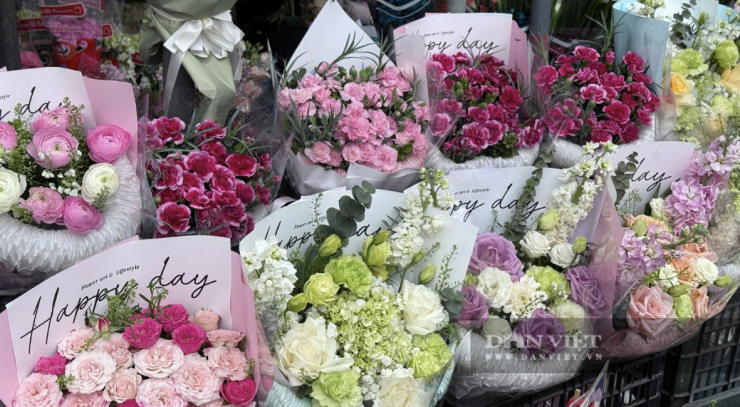 Trước đây, khách hàng có xu hướng chọn hoa màu đỏ cho ngày Valentine, tuy nhiên, theo thời gian thị hiếu thay đổi, các mẫu hoa mix dần được yêu thích. Ảnh: Nhật Hà