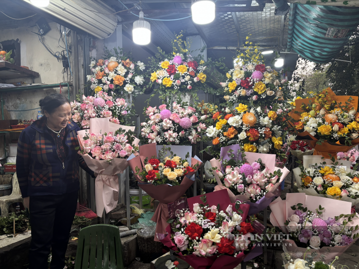 Các tiểu thương bán hoa cho biết, Valentine cận Tết, mọi người có xu hướng đặt hoa sớm ngay từ đầu tháng 2. Ảnh: Nhật Hà