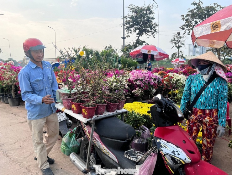 Giá cực mềm, khách mua chục chậu mai về chơi Tết với giá chỉ ngót nghét tầm 1 triệu đồng. "Mai này do chính gia đình tôi ươm trồng, sau đó tự đưa lên thành phố bán không qua trung gian. Tới đây được chợ Bình Điền miễn phí mặt bằng nên mình bán giá mềm cho khách. Tôi mới cập chợ được vài giờ nhưng đã bán được kha khá rồi, mừng lắm" - một nhà vườn ở tỉnh Vĩnh Long phấn khởi