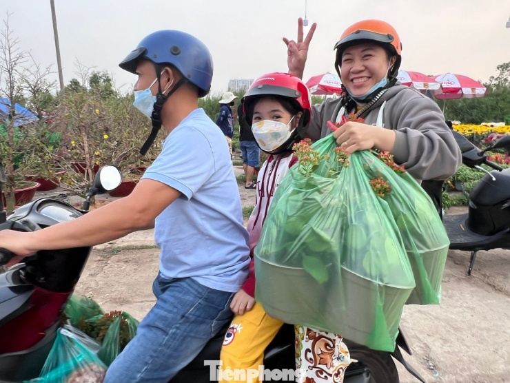 Một gia đình chốt đơn 6 chậu sống đời với chỉ 120.000 đồng. Hầu như ai cũng vui khi đến chợ hoa xuân giá rẻ này.