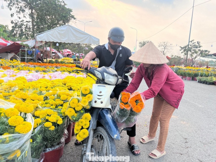 Giá quá rẻ, khách mua luôn 5 chậu vạn thọ (chỉ 100.000 đồng) đủ các màu về trang trí nhà cửa đón Tết. Nhiều khách hàng cho biết, hoa đẹp và rẻ nên sẽ giới thiệu thêm bạn bè, người thân để ủng hộ nhà vườn bán mau hết hàng.