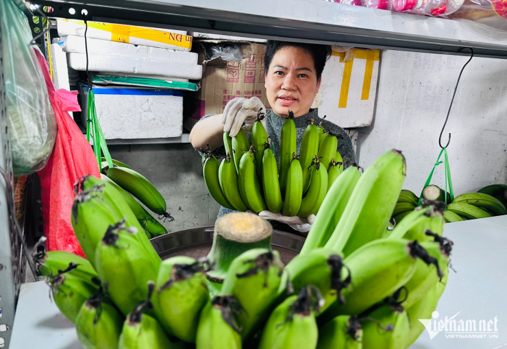 Những nải chuối xanh có số quả lẻ 25, 27 hay 29 quả có giá từ 550.000-700.000 đồng/nải. Ảnh: TA