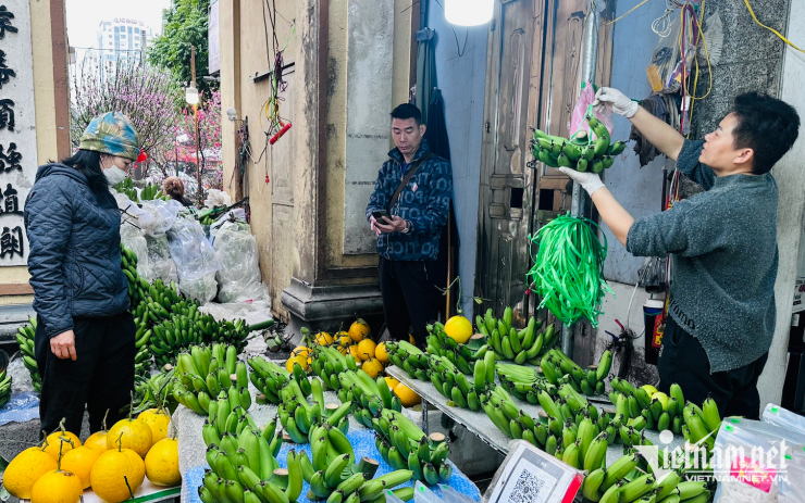 Bất chấp giá đắt đỏ, nhiều người vẫn chọn mua chuối xanh nải lẻ quả. Ảnh: TA