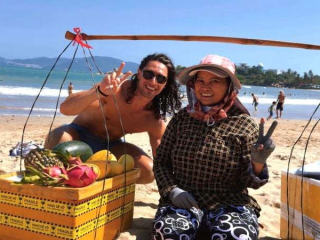 Cứ ngỡ là mời chào bình thường, ai ngờ người bán hoa quả Nha Trang lại làm điều này khiến khách Tây "đứng hình"