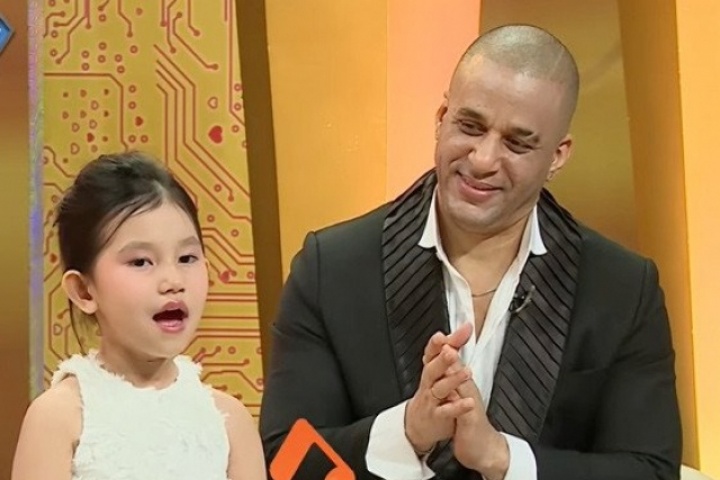 Từng phản đối dữ dội, bé gái khóc khi bạn trai của mẹ xách vali về Cuba