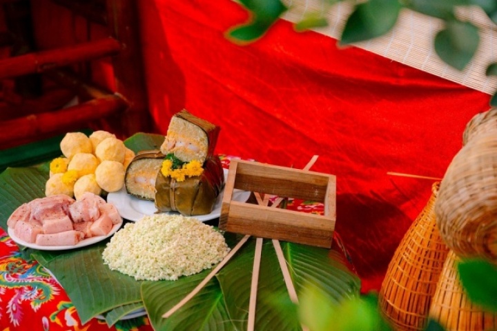 Tranh luận việc trẻ mầm non gói bánh chưng ngày Tết