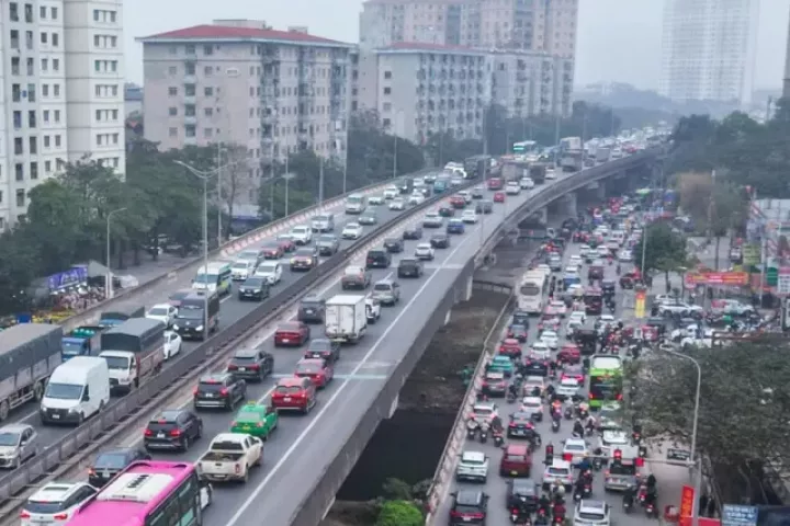 Dòng xe ùn ùn rời phố về quê nghỉ Tết, cửa ngõ Thủ đô tắc cứng