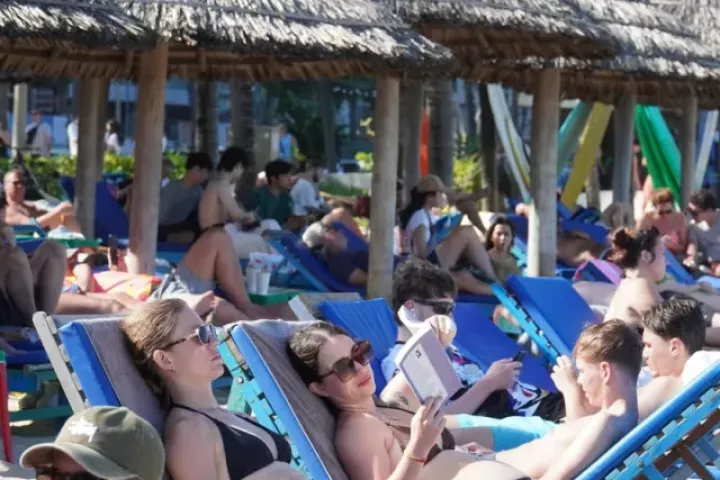 Khách Tây đổ ra biển Đà Nẵng đông không tưởng