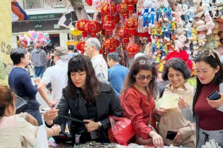 Khách quốc tế thốt lên câu này sau khi dạo chơi chợ hoa Hàng Lược vào chiều 26 Tết Nguyên đán